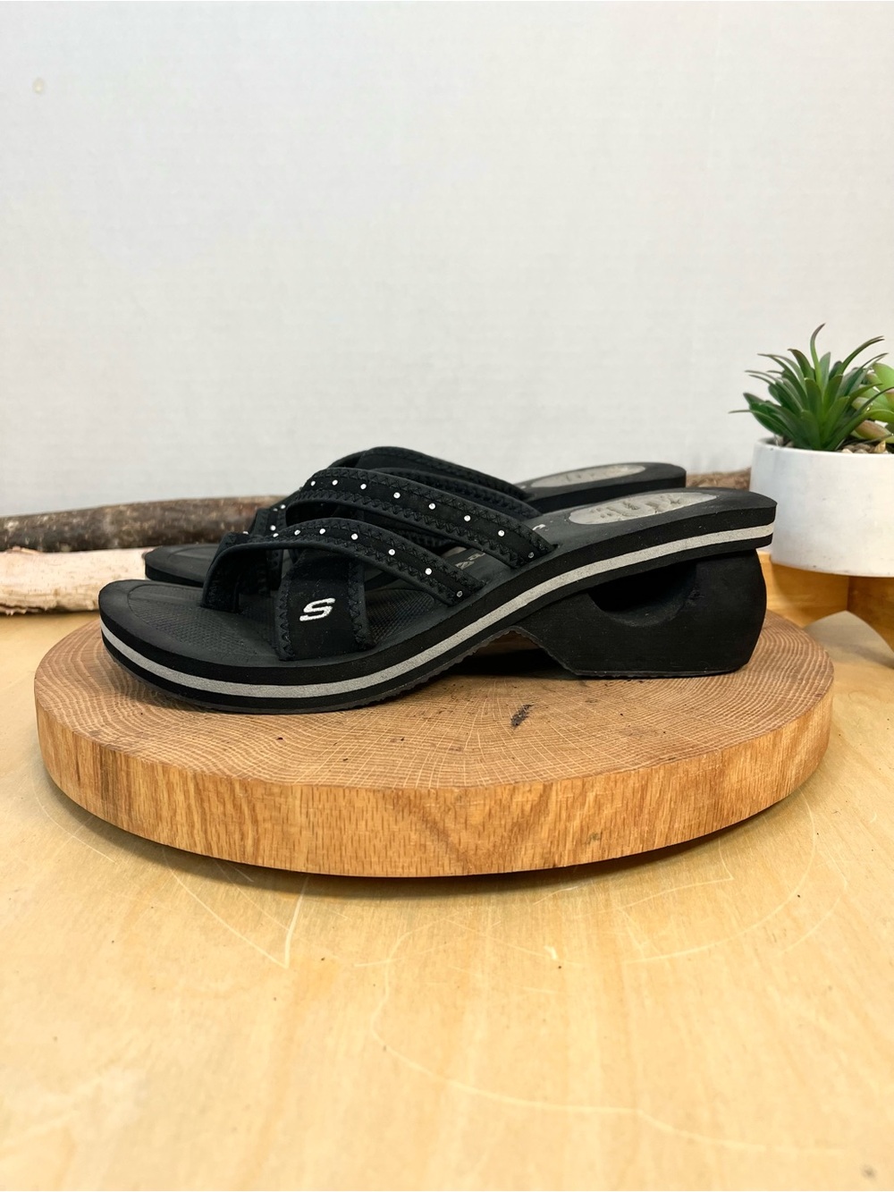 Y2K Vintage Skechers Cali Wedge Sandals Black Rhinestone Thong Flip Flops Size 8 - Picture 2 of 14